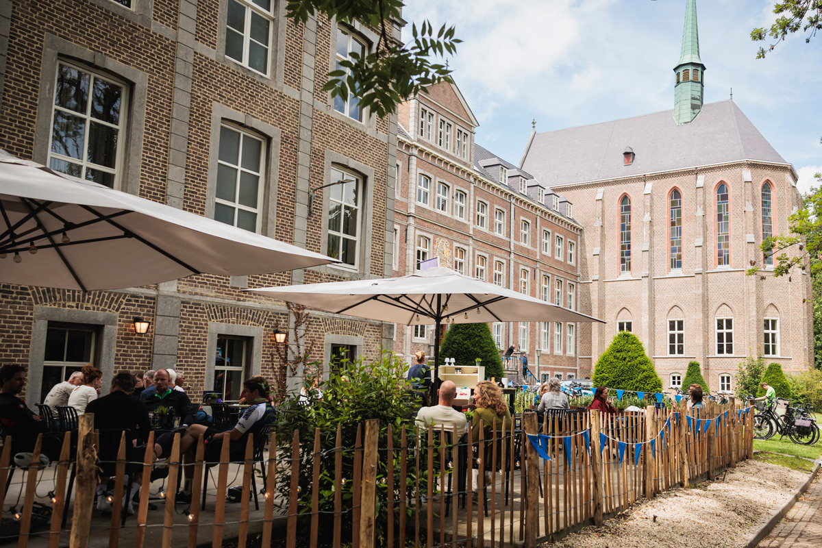 Het terras van Proeflokaal met het klooster van Watersley op de achtergrond
